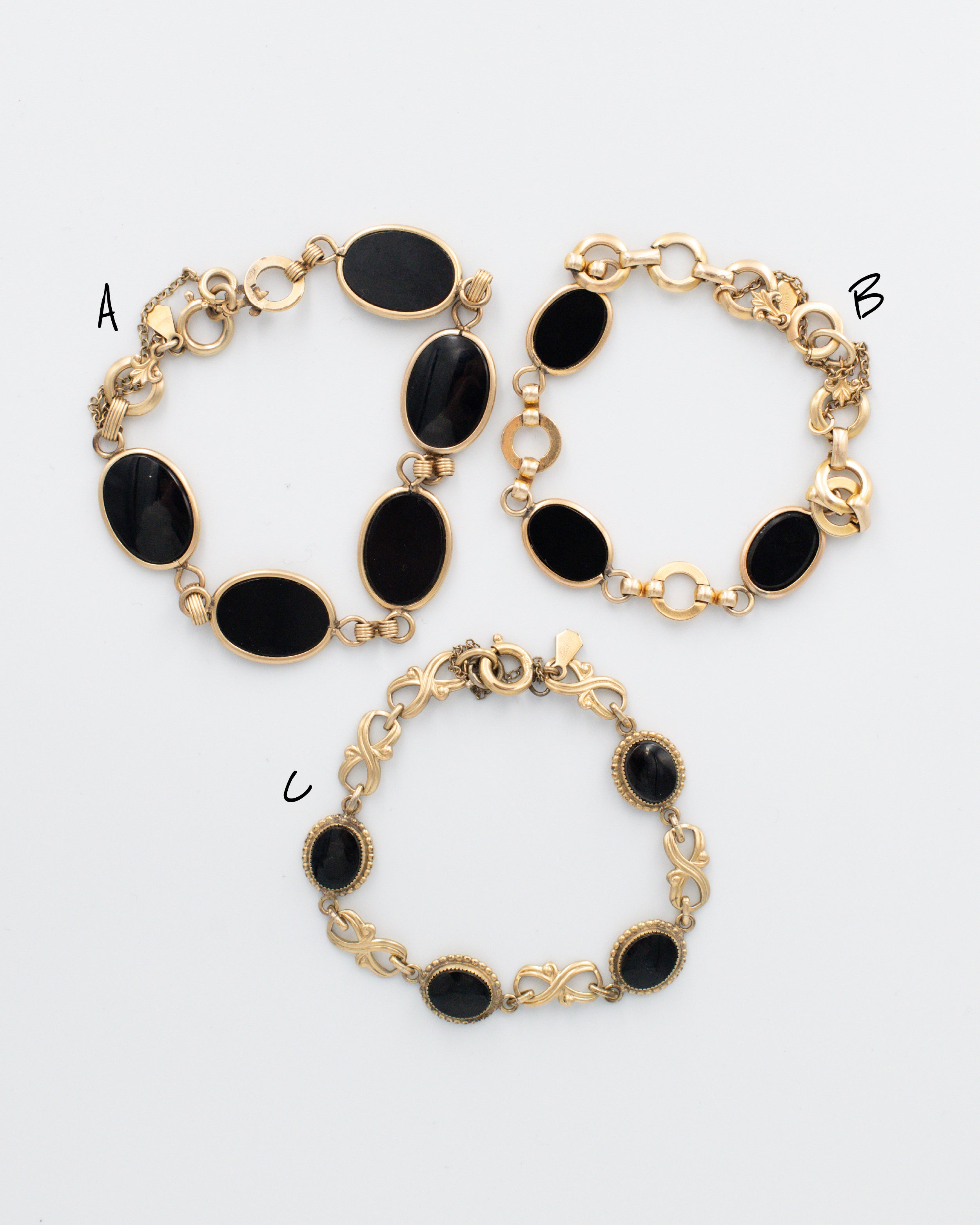 Van Cleef - Bracelet Vintage Alhambra 5 motifs onyx – Les Folies d'Eugenie Van Cleef - Bracelet Vintage Alhambra 5 motifs onyx – Les Folies d'Eugenie