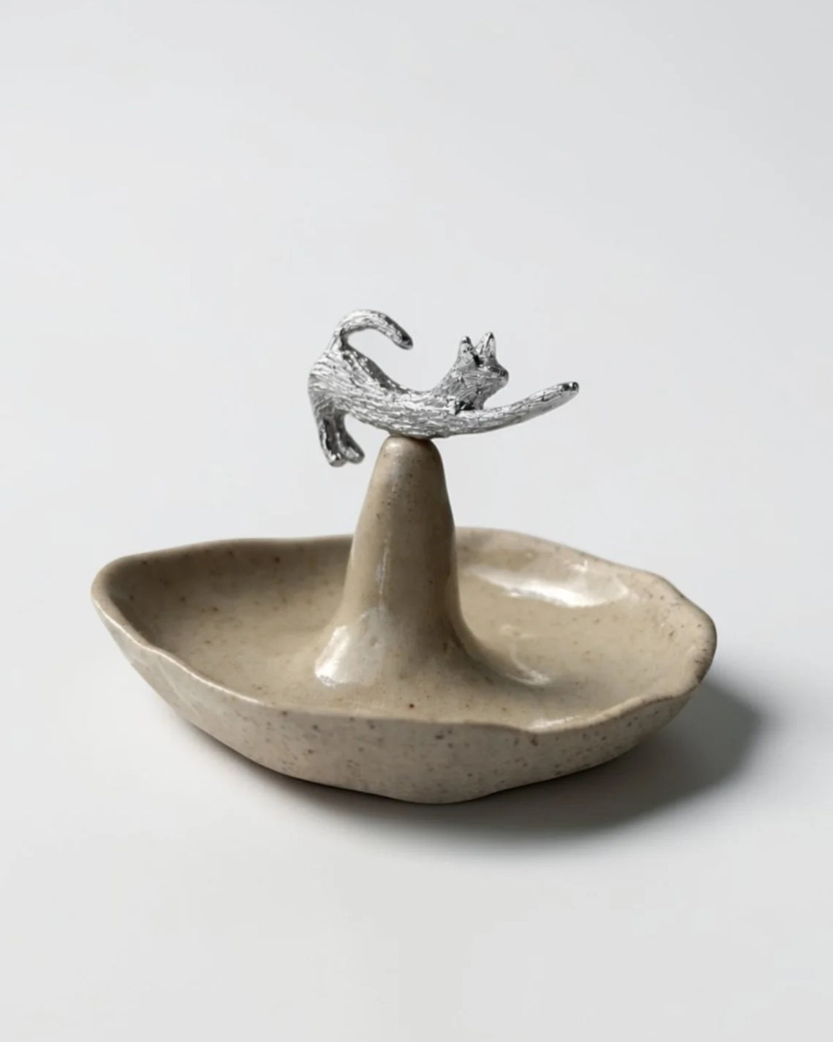 CÂPÂ hand-molded ceramic jewelry dish with a silver-plated sleeping cat on top
