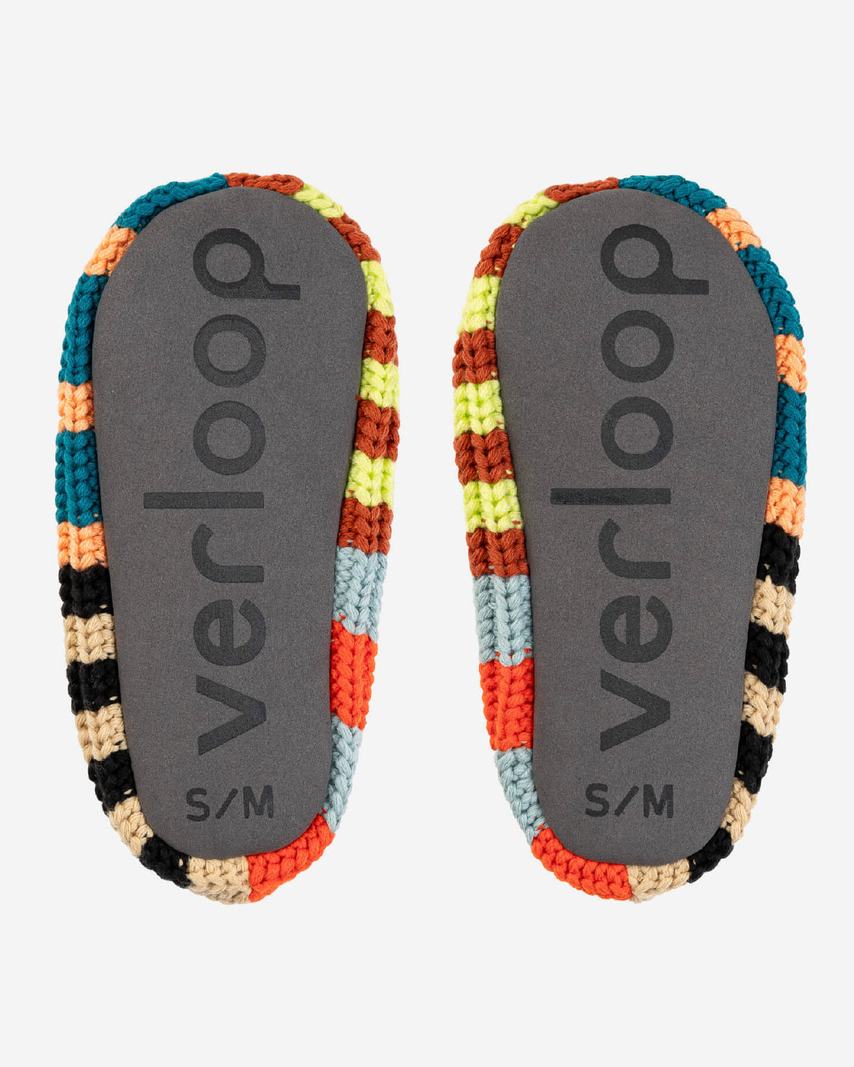 Gray grippy soles of the Verloop house slippers, stamped with the logo and size S/M
