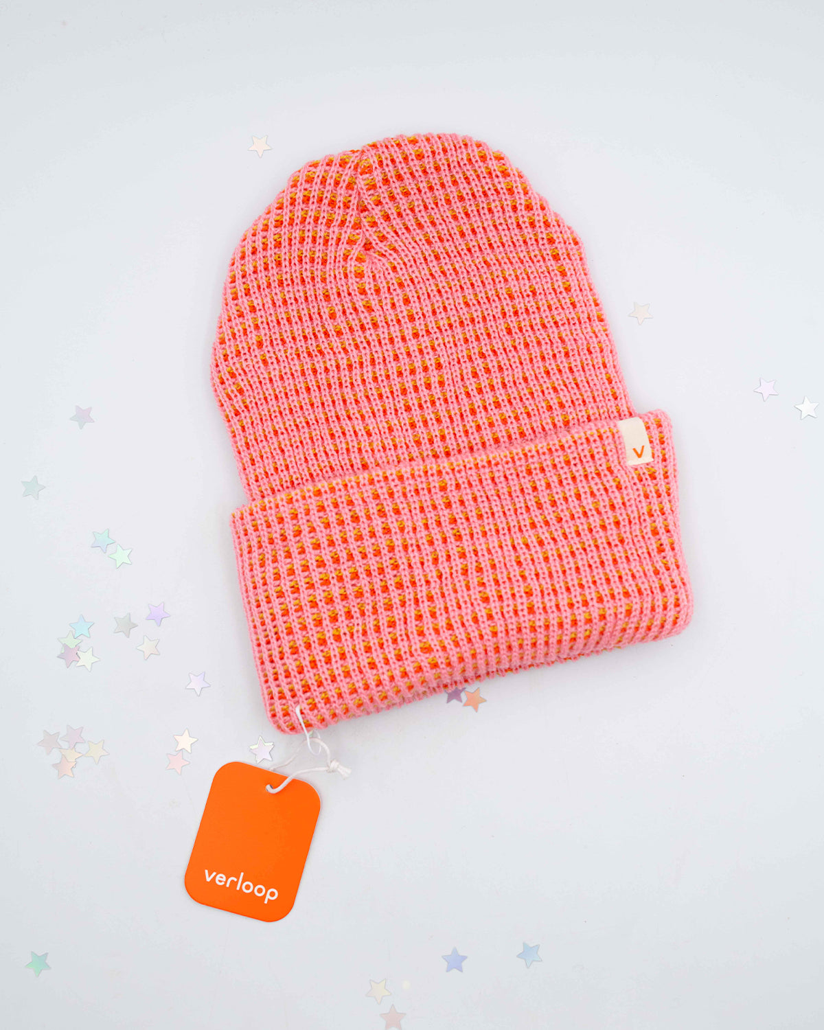 pink Verloop grid knit beanie with fine red orange vertical stripes