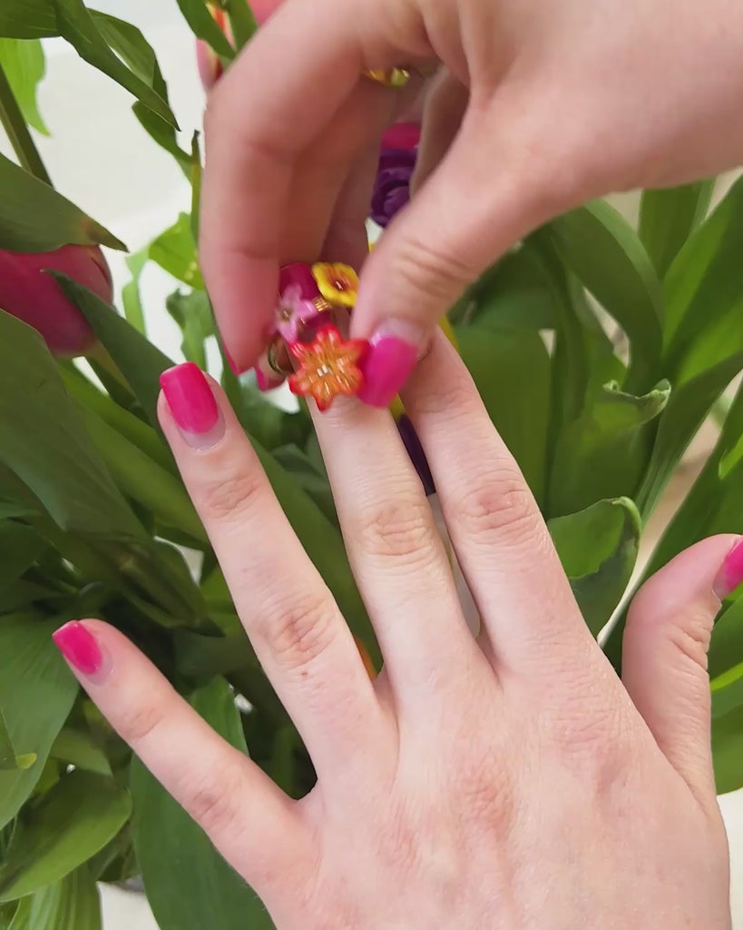 Video showing Nach Bijoux's hand-painted porcelain floral and gold ring